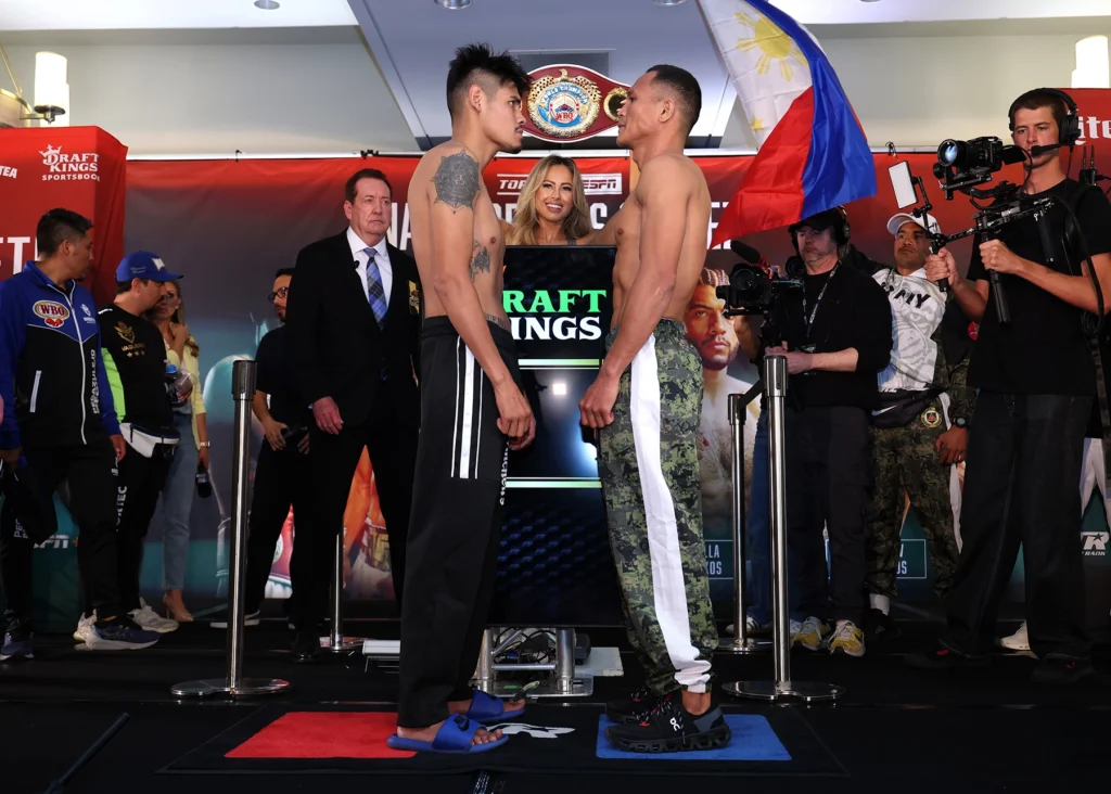 Emanuel Navarrete Makes Weight After Multiple Attempts vs Charly Suarez. (Cortesía: Mikey Williams/Top Rank)
